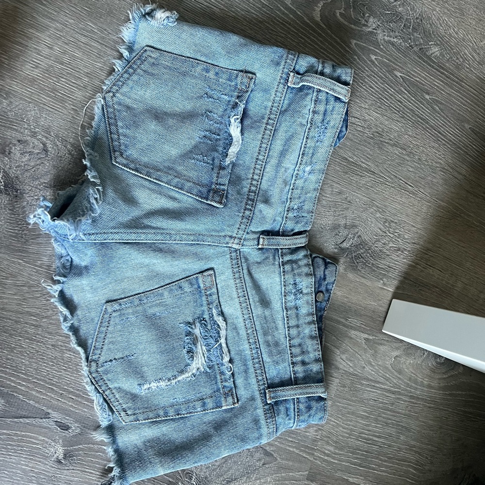 Size 24 light wash women’s summer jean shorts - Picture 2 of 3